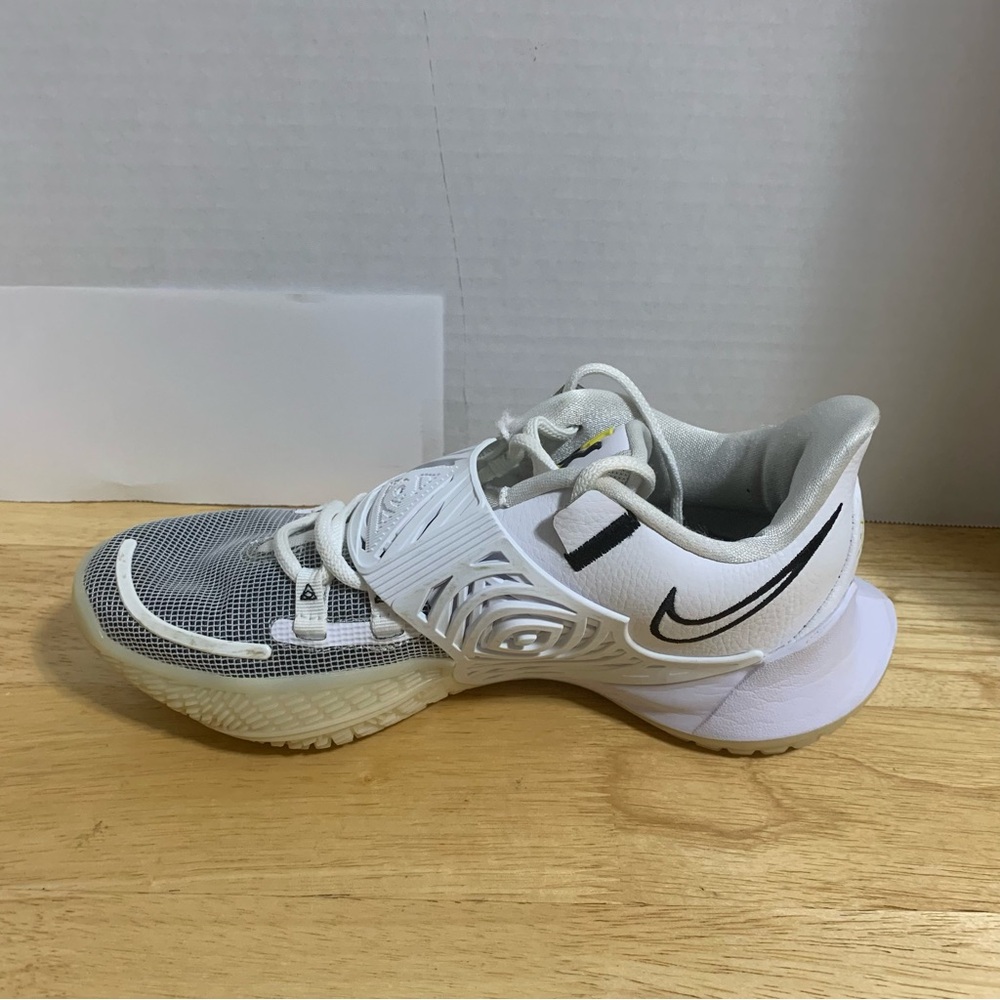 Nike Men's Kyrie Low 3 GLOW Eclipse Basketball Shoes White CJ1286-100 Size 7